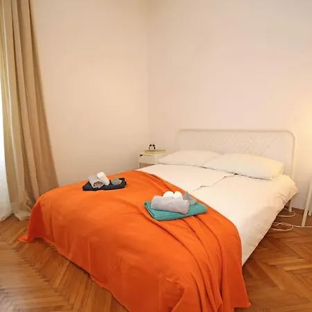 Plaza Apartment *